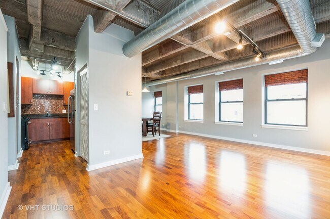 Building Photo - 3150 N Sheffield Ave