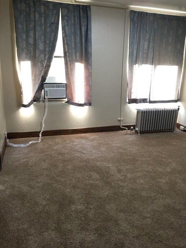 Foto principal - 300 N Lawler St