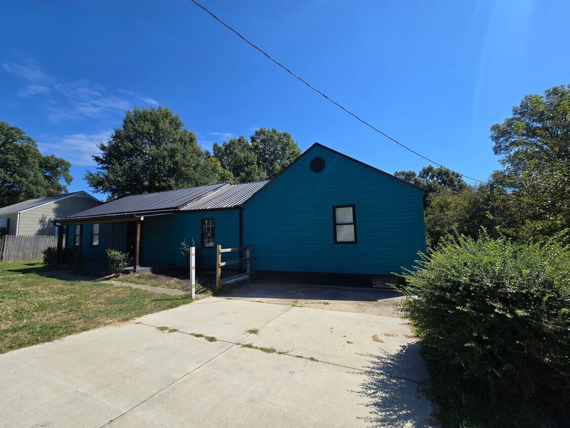 Foto principal - Downtown Greensboro Stunner – Fully Renova...