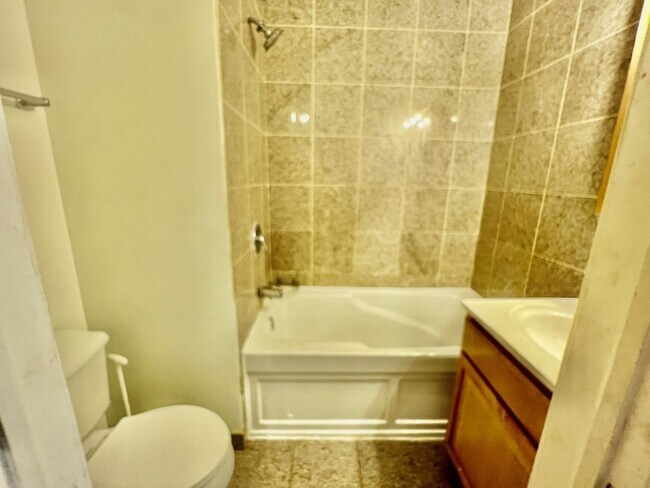 Ensuite Bathroom - 122 E 49th St