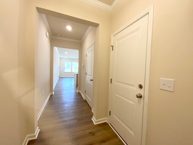 Foto del edificio - 844 Falls Grove Trl