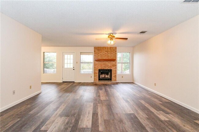 Foto del edificio - 900 Sweetwater River Dr