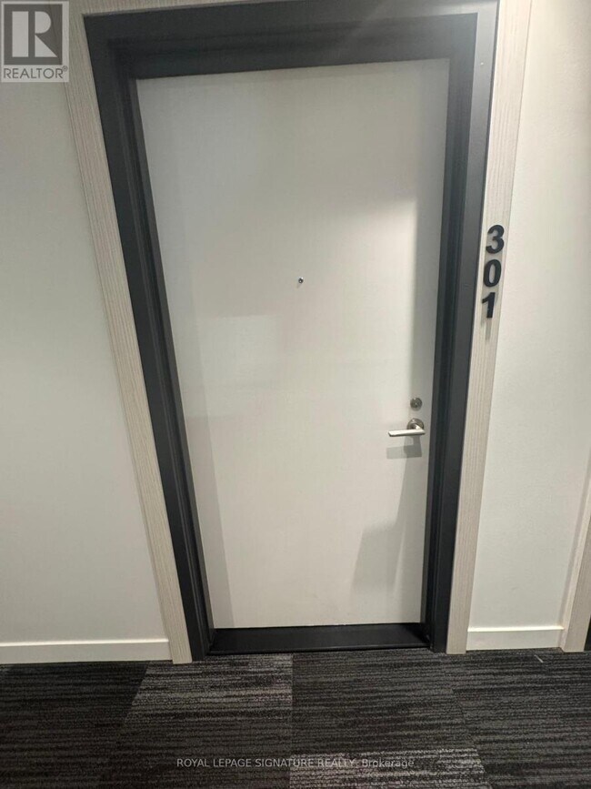 Photo du bâtiment - 900-900 St Clair Ave W