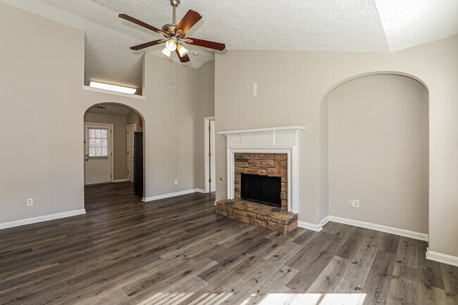 Foto del edificio - 587 Rosewood Cir
