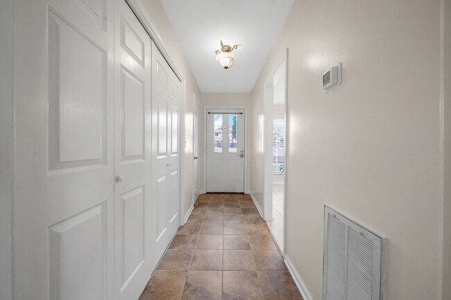Building Photo - 2 Bedroom Condo For Rent Near Memorial Drive!