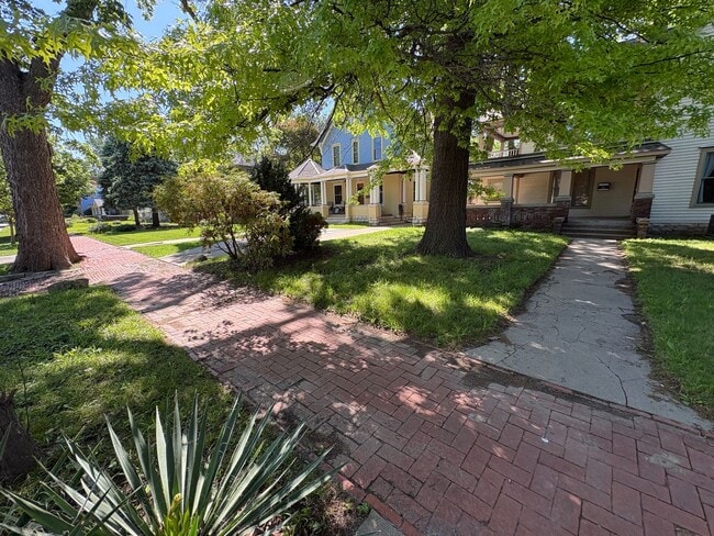Building Photo - 4 bedroom 2 bathroom Historic Home Downtown Manhattan KS