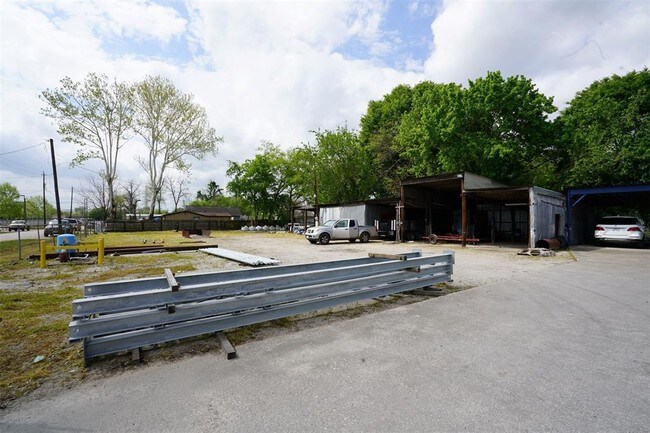 Building Photo - 1415 Mooney Rd
