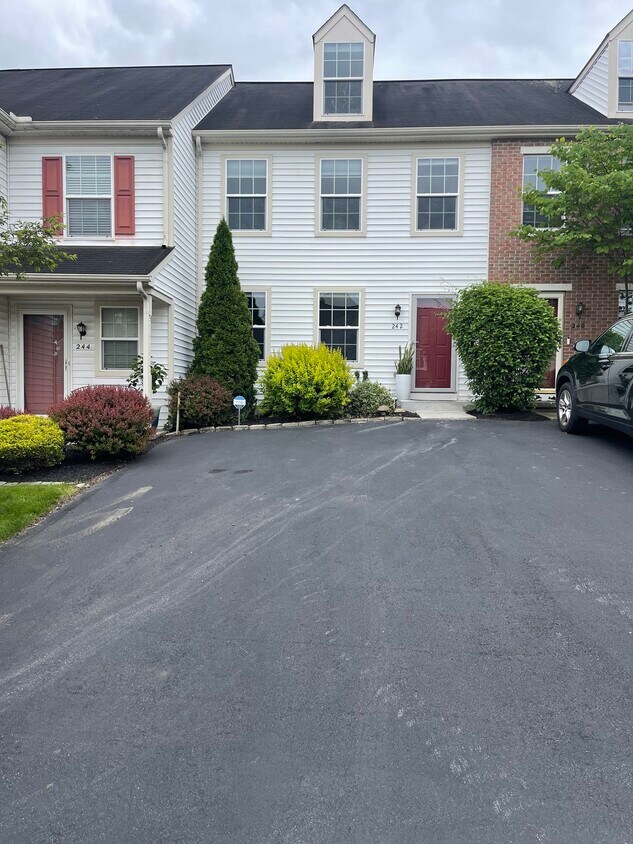 Foto principal - 242 Buckley Dr