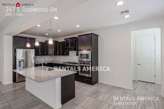 Building Photo - Beautiful 5 Bedroom/4.5 Bath Home in Chand...