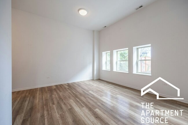 Building Photo - 2700 W North Ave