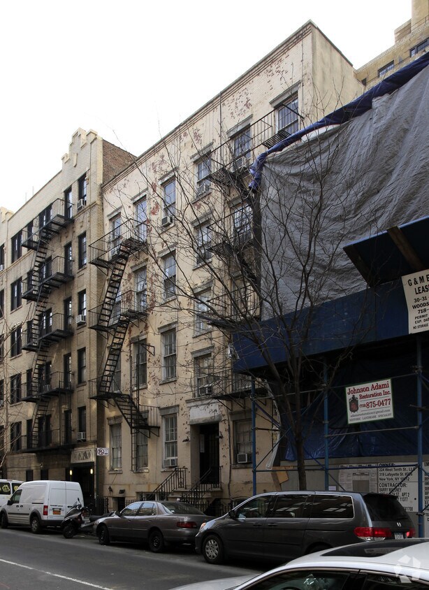 Foto del edificio - 220 W Tenth St