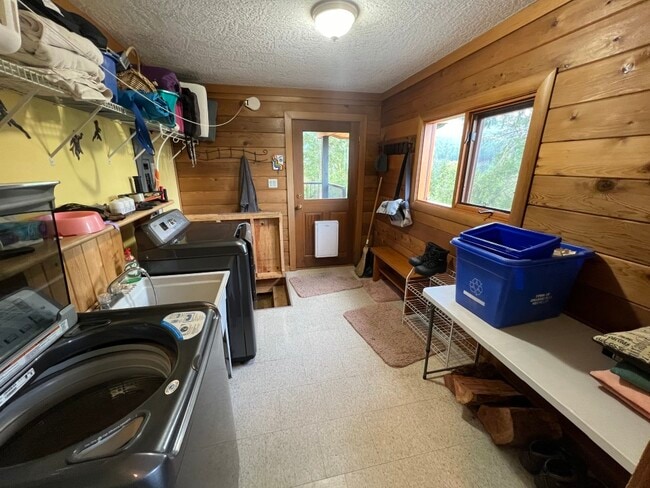 Building Photo - 3211 W Rd