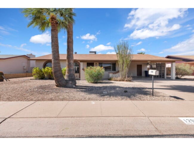 Building Photo - Awesome 4 Bedroom Home in the Heart of Cha...