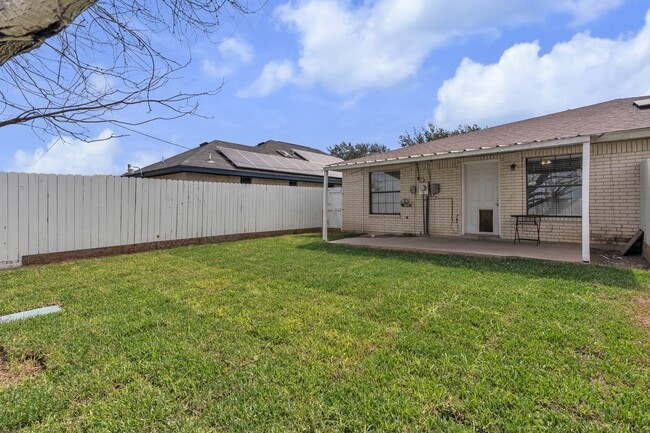 Building Photo - 1906 Lake View Dr