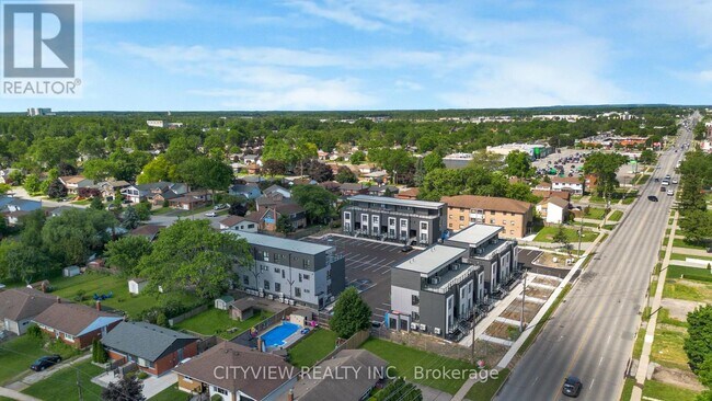 Photo du bâtiment - 6638 McLeod Rd