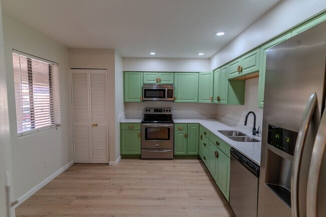 Foto del edificio - 2-bedroom condo is now available in Scottsdale. 1/2 off 1st Months' Rent