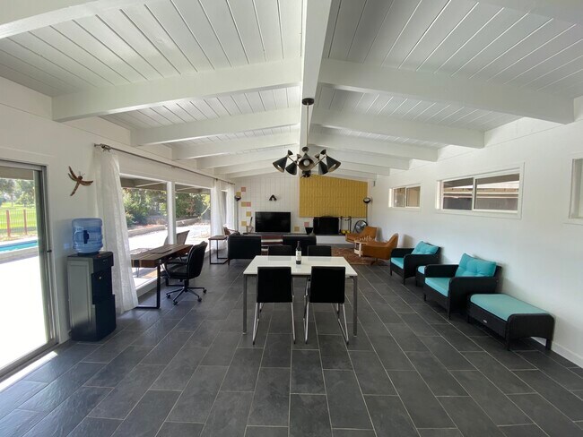 Comedor-Sala de estar-Escritorio-Oficina - 255 Montezuma Rd