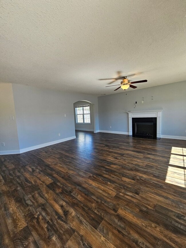 Building Photo - Spacious 3 Bedroom 2 Bathroom Home on Half...