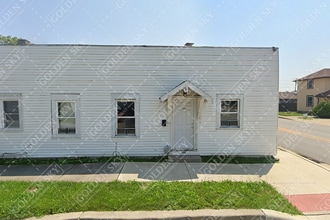 Building Photo - 1805 H Ave