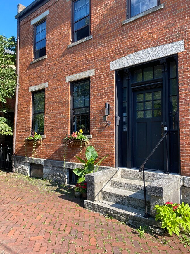 Building Photo - 39 E Sycamore St
