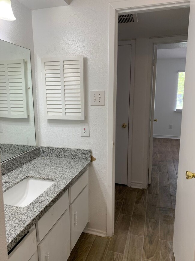 Building Photo - 2 Bedrooms / 2 Baths updated condo