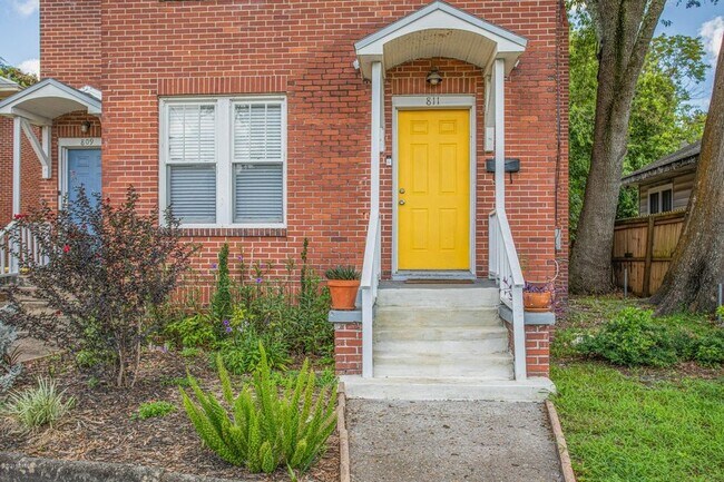 Puerta principal del 811 Acosta - 809 Acosta Street