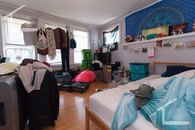 Building Photo - 5 BED/2.5 BATH ON BRIGHTON/ALLSTON LINE