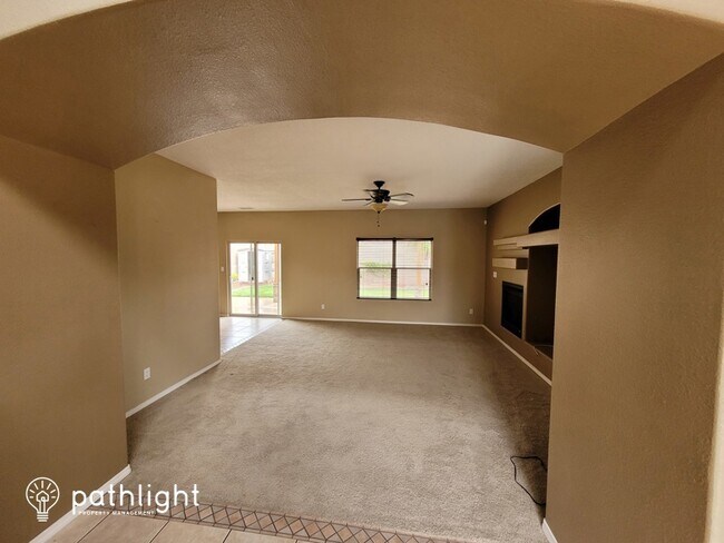 Foto del edificio - 3831 Crystalaire Ave NW