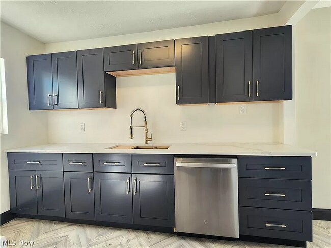 Foto del edificio - 1310 N Leavitt Rd