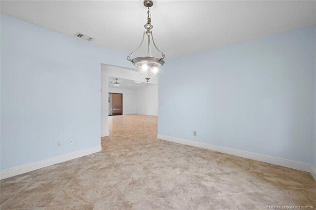 Building Photo - 3074 NE Loquat Ln