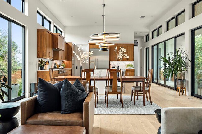 Foto del edificio - 2116 Kenwood Ave