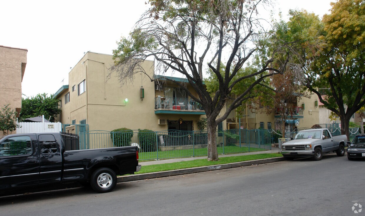 Primary Photo - 8849 Cedros Ave