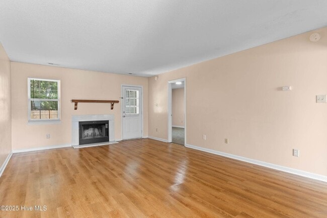 Building Photo - An adorable home! City Convenience!