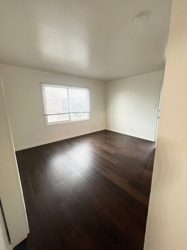 Building Photo - Newly Renovated 1x1 with Parking Included!