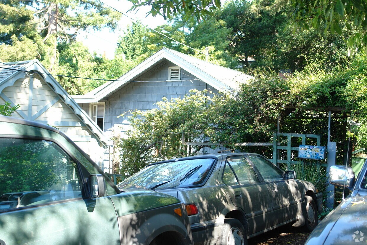 Primary Photo - 1402 Spring Way