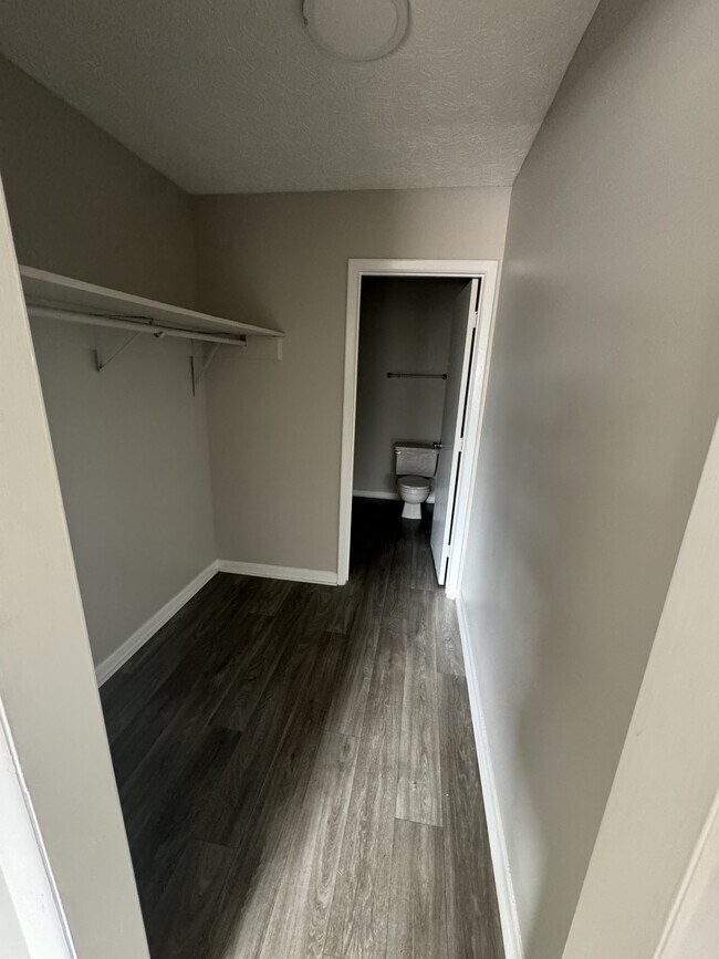 Building Photo - 835 Applewood Ln