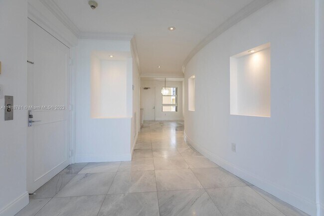 Foto del edificio - 711 Crandon Blvd