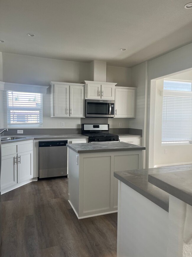 Building Photo - Available Now! 2 Bedroom 2 Bath In 55 and ...