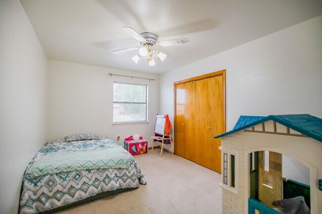 Foto del edificio - Spacious 3 Bedroom 2 bath with Solar Panels