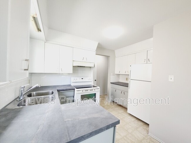 Photo du bâtiment - 3913-115A 115a St NW