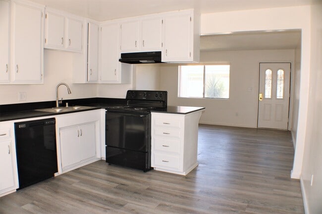 Building Photo - 529 Knotts St