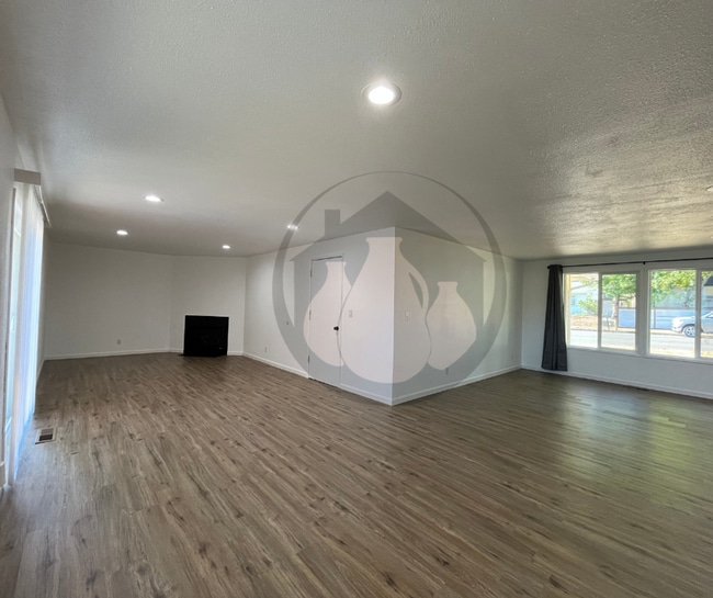 Building Photo - Single Level House- New Flooring-Freshly P...