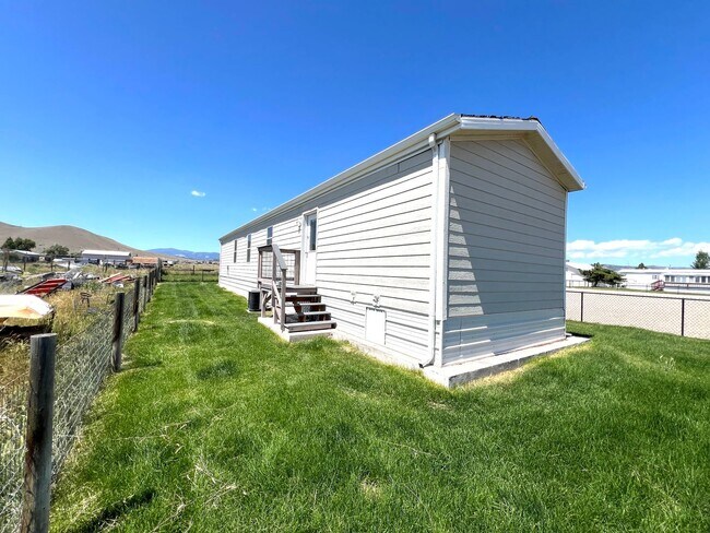 Foto del edificio - Pet Friendly 3 Bed 2 Bath Trailer with Air...
