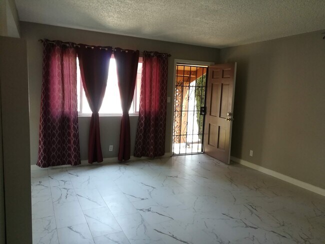 Foto del edificio - 7549 N Hollywood Way