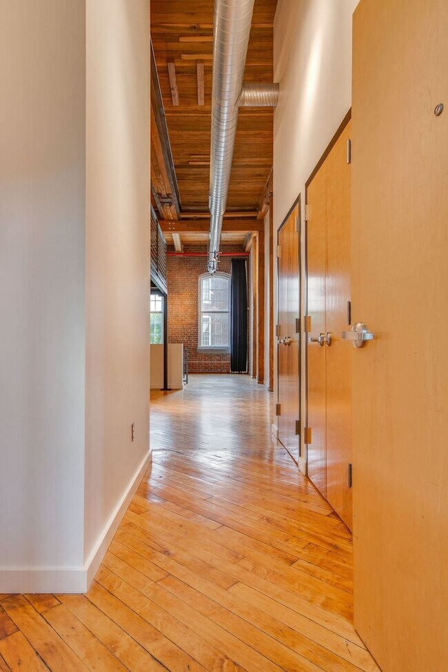 Foto del edificio - Expansive Historic Loft in the Heart of Germantown
