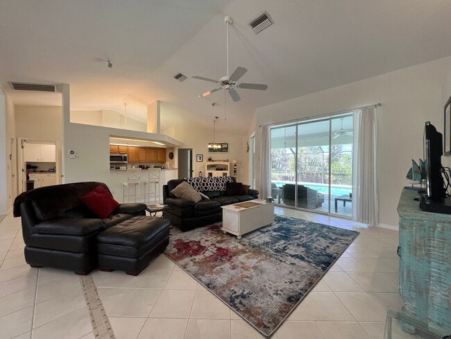 Foto del edificio - FURNISHED SHORT TERM RENTAL - 3 Bed / 2 Ba...
