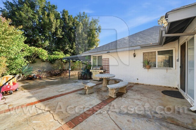 Building Photo - Charming Single-Story 3 Bed/2 Bath Home With Remodeled Baths & Private Backyard in Riverside!