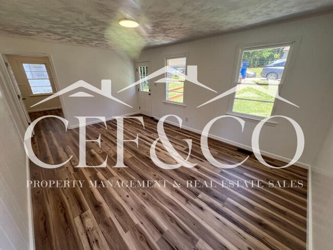 Building Photo - 2 bedroom now available in the City of Spartanburg!