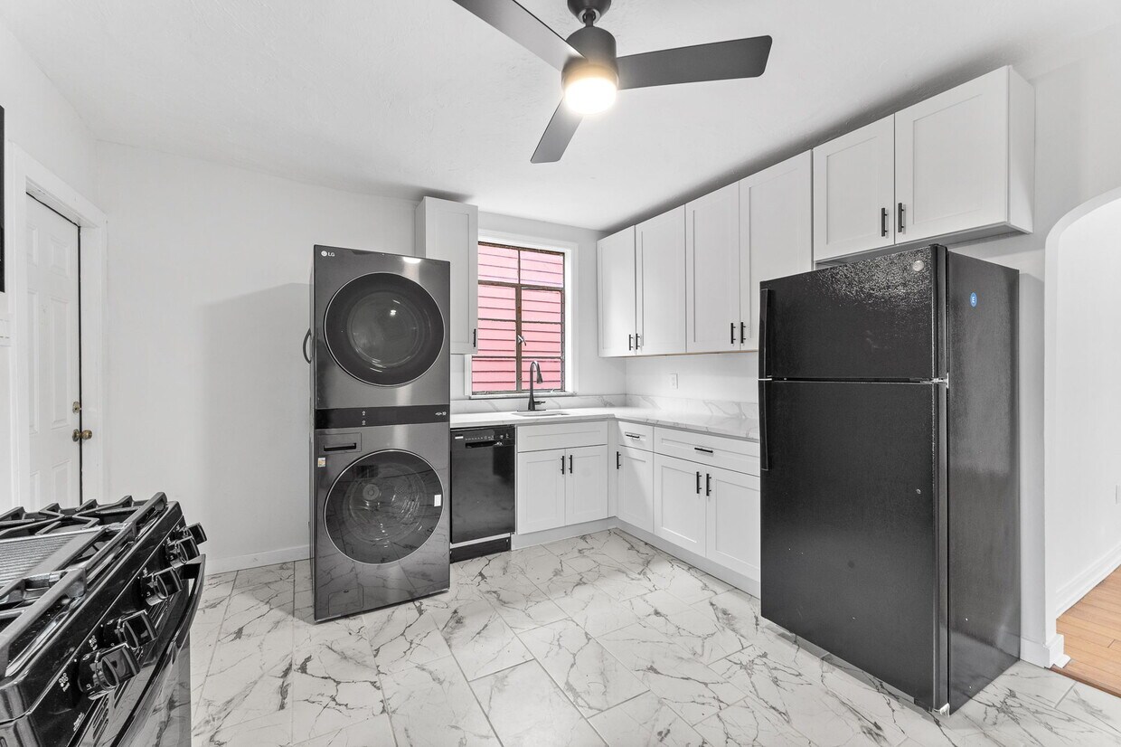 Primary Photo - 140 Carver St