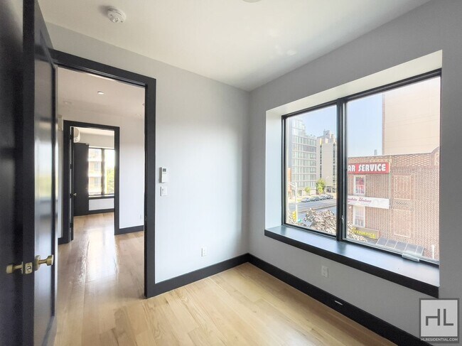 Building Photo - Convenient South Slope Location / Modern 3...